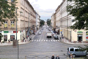 Wie Autofahrer ein Straßen einzufahren und vom Straßenrand anzufahren haben, wird im § 10 der StVO festgehalten.