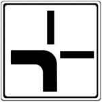 Zeichen 1002-10: Verlauf der Vorfahrtsstraße an Kreuzungen von unten nach links