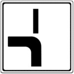 Zeichen 1002-12: Verlauf der Vorfahrtsstraße an Kreuzungen von unten nach links