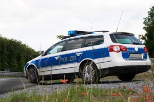 § 15 StVO bestimmt nicht, wann Sie die Polizei rufen müssen. Besteht ein Gefahr durch das defekte Fahrzeug, sollten Sie dies jedoch tun.