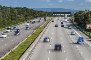 Fahren Sie 24 km/h zu schnell auf der Autobahn, drohen ein Bußgeld und ein Punkt in Flensburg.