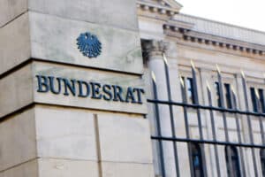 In einer Sondersitzung hat der Bundesrat heute die EInführung des neuen § 28a IfSG beschlossen.