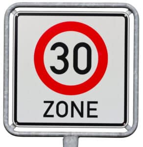 Dieses 30er Zone-Schild signalisiert, dass die Zone beginnt. Ein graues Verkehrszeichen zeigt das Ende der Tempo-30-Zone.