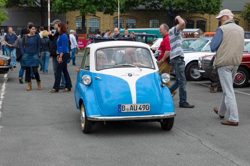 Das 45-km/h-Auto kann für Jugendliche eine Alternative zum Roller oder Moped sein.