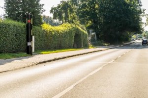 Wer mit 60 km/h zu schnell innerorts geblitzt wird, muss mit strengeren Sanktionen als außerorts rechnen.