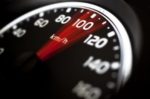 Wer mit 70 km/h zu schnell auf Achse ist, dem drohen wegen Geschwindigkeitsüberschreitung mehrere Sanktionen.