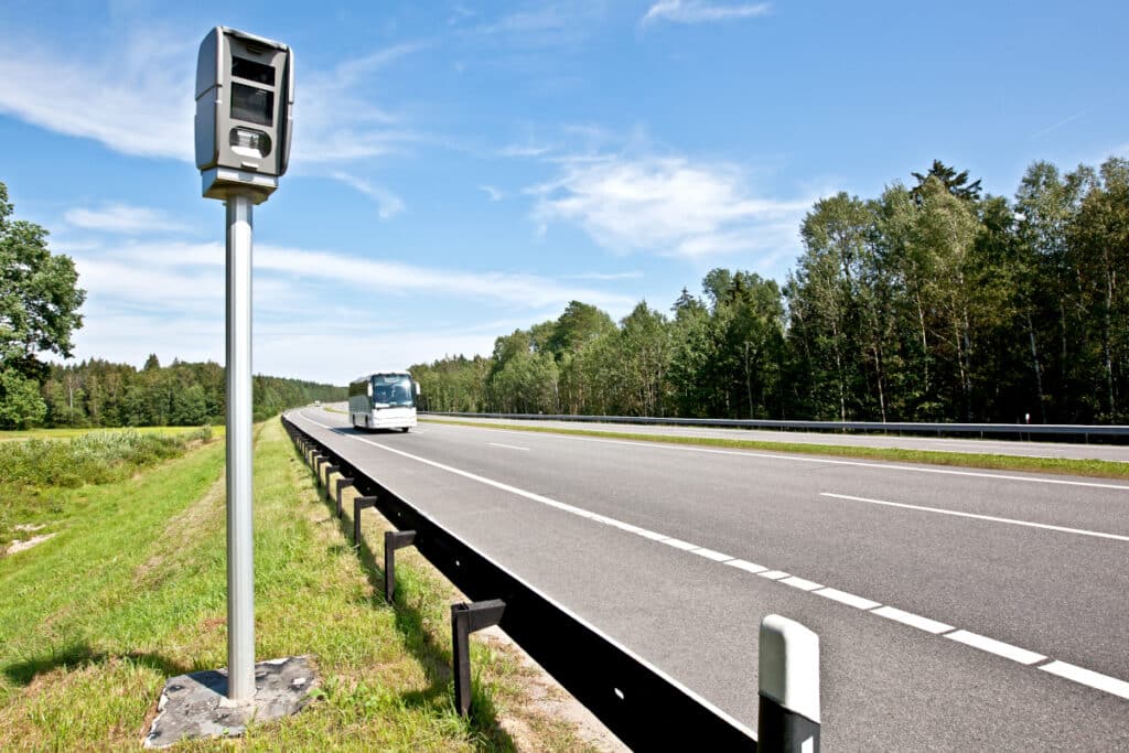 Auf der A40 kontrollieren feste Blitzer in Essen die gefahrene Geschwindigkeit.