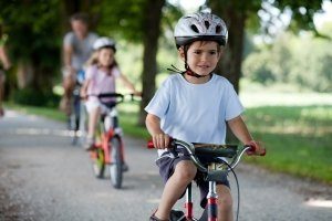 Ab wann darf man auf der Straße mit dem Fahrrad fahren? Ab acht Jahren können Kinder sich dafür entscheiden.