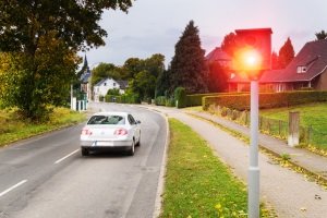 Ab wo darf geblitzt werden? Ein Mindestabstand zwischen Blitzer und Temposchild ist einzuhalten.