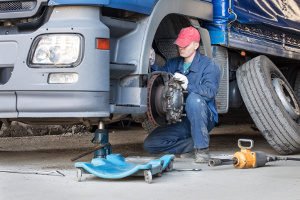 Abgefahrene Reifen sind beim LKW besonders riskant.