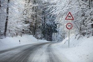 Abgefahrene Reifen stellen nicht nur im Winter eine große Gefahr dar.