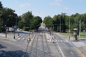 Eine abgesenkte Bordsteinkante weist darauf hin, dass Vorfahrt gewährt werden muss.