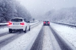 Der Ablauf eines Fahrsicherheitstrainings beinhaltet simulierte oder echte Wetterbedingungen.