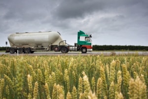 Abmessungen beim LKW: Sattelzüge mit Auflieger dürfen maximal 16,50 Meter lang sein.