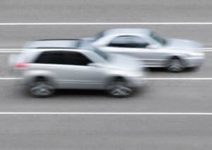 Die Abstandsmessung auf der Autobahn findet oft von einer Brücke aus statt