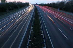 Ein Abstandswarner auf der Autobahn kann Unfällen mit hohem Tempo vorbeugen.