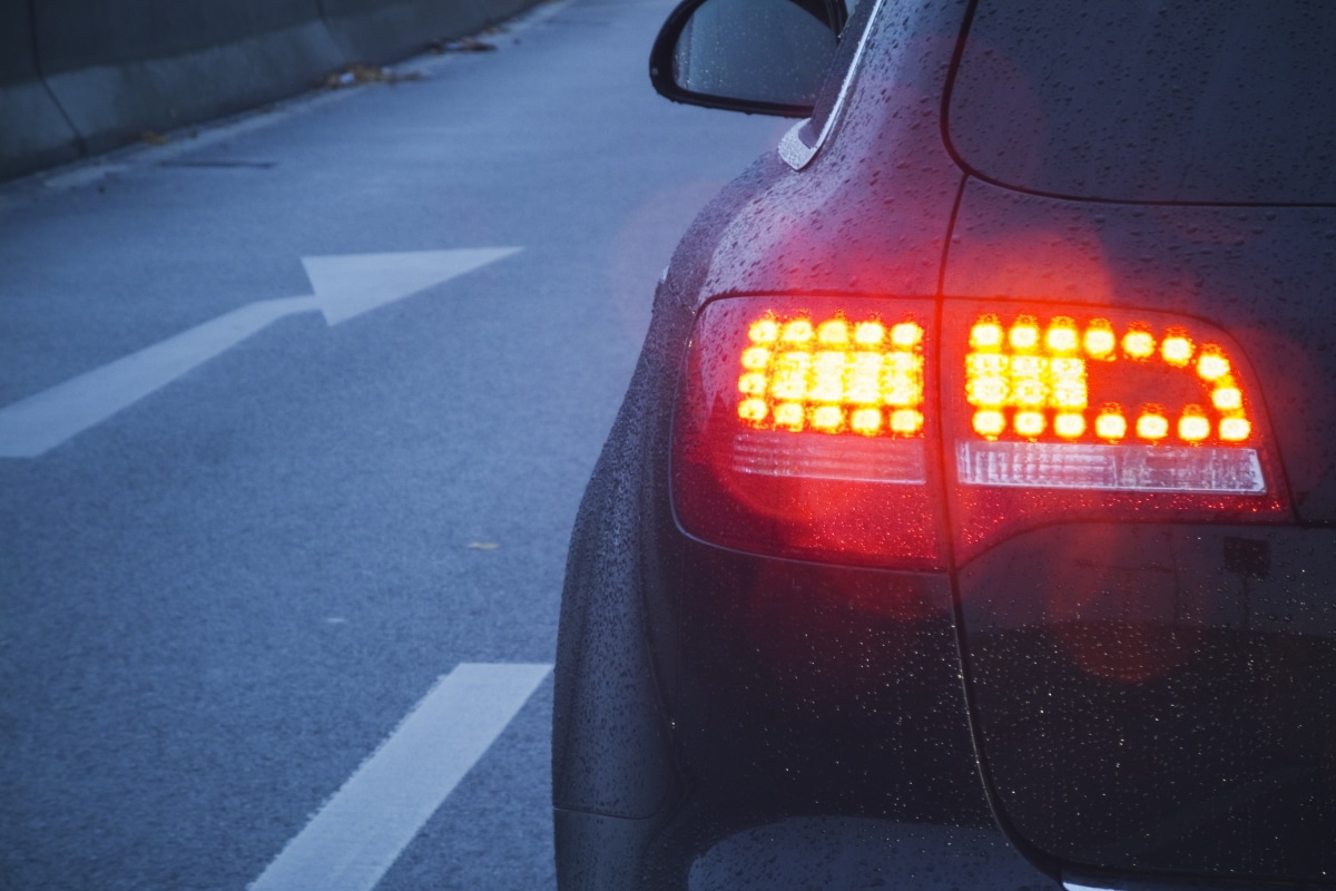 Adaptives Bremslicht: Mit rotem Blinken Auffahrunfälle vermeiden.