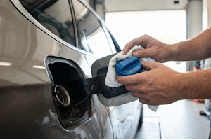 Wenn Sie AdBlue an der Tankstelle selbst nachfüllen, müssen Sie Einiges beachten.