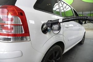 Adblue tanken: Bei Pkw an der Tankstelle ist der Tank nicht immer neben dem Dieseltank. Manchmal ist der Adblue-Tank nur über den Kofferraum erreichbar.