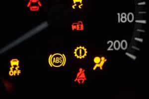 Airbag-Kontrollleuchte leuchtet Rot/Gelb: Die Farbe kann je nach Hersteller variieren.