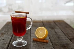 Alkohol am Steuer ist auch in der Glühweinzeit ein wichtiges Thema. Die Wirkung des heißen Getränks wird oft unterschätzt.