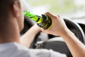 Der Konsum von Alkohol vor dem Autofahren kann den Reaktionsweg negativ beeinflussen.