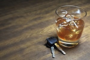 Unter Einfluss von Alkohol dürfen Fahrer unter 21 Jahren nicht Auto fahren.