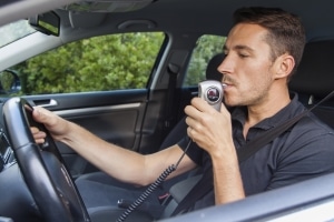 Ist ein Auto mit Alkolock ausgestattet, kann ein betrunkener Fahrer dieses nicht starten.