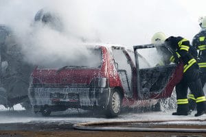 Ein Alleinunfall ohne Fremdschaden kann wegen zu hoher Geschwindigkeit oder aus Unachtsamkeit geschehen.