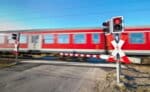 Das Andreaskreuz ist wohl das bekannteste Schild am Bahnübergang.