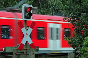 Andreaskreuz und Lichtzeichenanlage an einem Bahnübergang