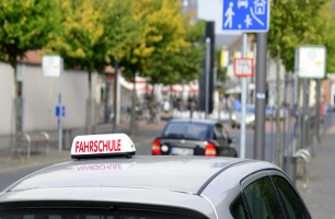 Bestehende Angst vor dem Autofahren in der Fahrschule abbauen - Auffrischungskurse ermöglichen dies. 