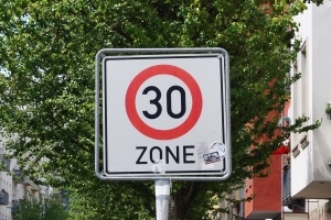 Wie lang ist der Anhalteweg bei 30 km/h?