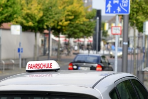 Nach erfolgreichem Antrag auf die Fahrerlaubnis und durchgestandener Fahrschule beginnt die Probezeit.