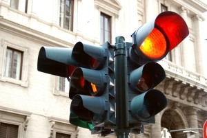 Rote Ampel überfahren? Ein Anwalt für Verkehrsrecht in Bielefeld kann Ihnen weiterhelfen.