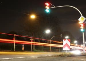 Droht eine Anzeige, wenn Sie rechts überholen an einer durch Lichzeichenanlagen gelenkten Kreuzung?