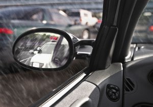 Aquaplaning beim Auto: In der Theorie kann es jedem passieren, sofern die richtigen Faktoren zusammentreffen.