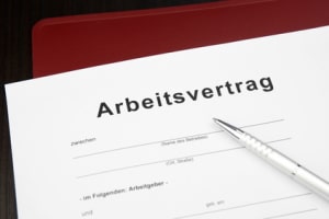 Im Arbeitsvertrag müssen der Datenschutz und die damit einhergehenden Rechte und Pflichten thematisiert werden.