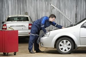 Die Aufbereitung vom Auto kann auch in einer Werkstatt vorgenommen werden.