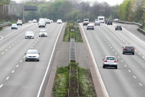 Im Rahmen vom Auffrischungskurs bei einer Fahrschule kann auch das Fahren auf der Autobahn geübt werden.