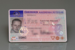 Ein ausländischer Führerschein aus einem EU-Staat muss nicht umgeschrieben werden, wenn es sich um einen neuen EU-Führerschein handelt.