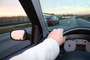 Vor dem Ausscheren müssen Sie den nachfolgenden Verkehr genau beobachten.