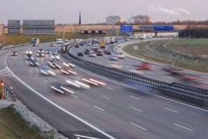 Die in der StVO für außerorts festgelegte Geschwindigkeitsbegrenzung gilt nicht auf der Autobahn.