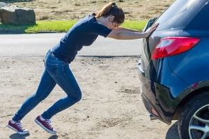 Es gibt einige Dinge, die Sie beachten sollten, wenn Sie ein Auto anschieben möchten.