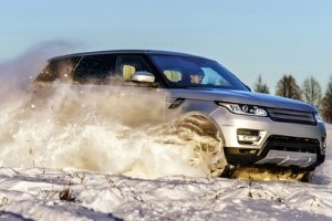 Wer im Winter mit dem Auto nach Bulgarien reist, sollte die Winterreifenpflicht beachten.