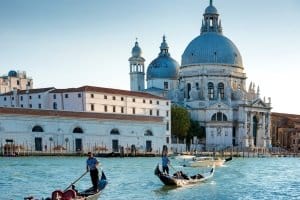 Auto mieten in Italien: So können Sie die Landschaft erkunden und Tagesausflüge zu nahen Städten machen.