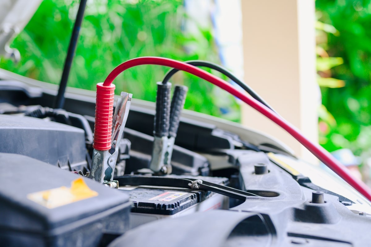 Autobatterie richtig überbrücken: So gehen Sie vor!