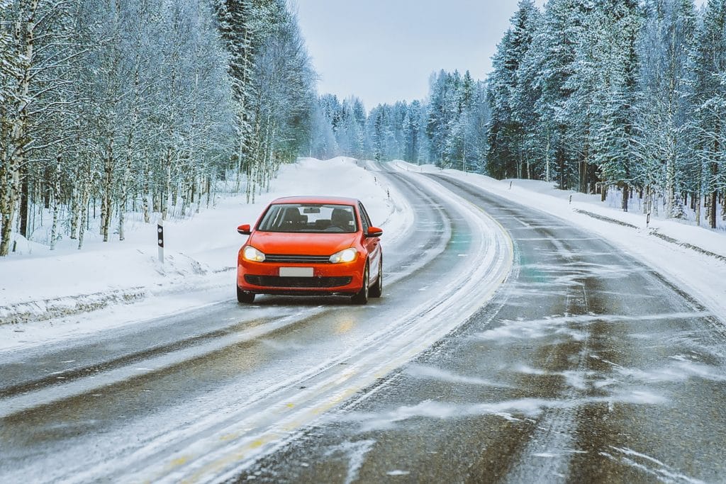 Gute Sicht im Winter: Auch Autodach und Hauben müssen vor