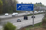 Autobahn mit Ausfahrttafel