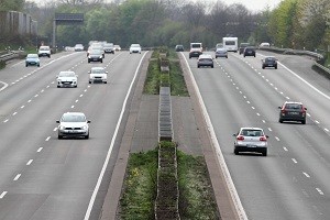 Vor allem auf der Autobahn sollten Fahrer wegen der hohen Geschwindigkeiten die Vorfahrtsregelungen strikt einhalten 